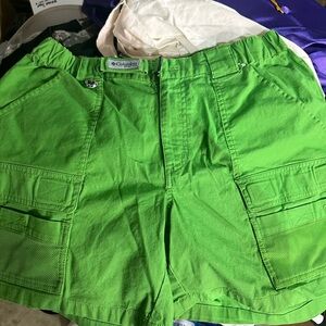 Men’s SZ med Columbia shorts. Never worn. With several pockets.